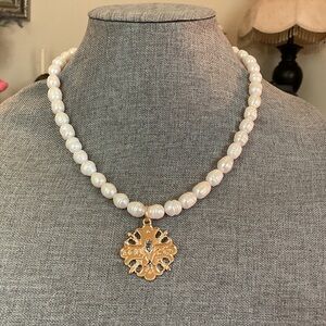 Elegant freshwater Pearl Necklace with Gold Pendant